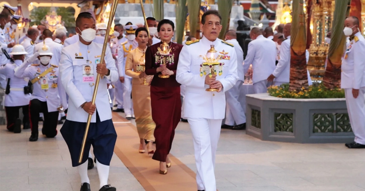 ในหลวง พระราชินี ทรงเวียนเทียนบำเพ็ญพระราชกุศลเนื่องใน วันวิสาขบูชา