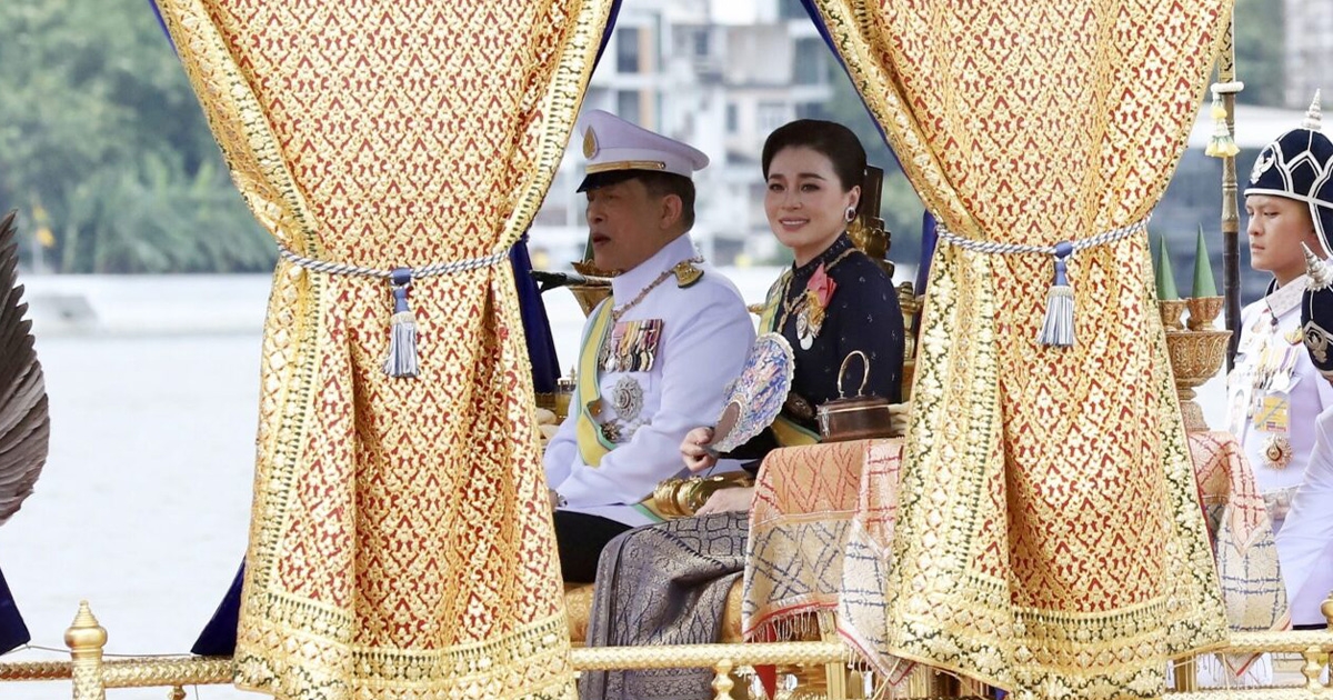 ในหลวง พระราชินี ประทับเรือพระที่นั่งสุพรรณหงส์ เสด็จฯ ถวายผ้าพระกฐิน วัดอรุณราชวราราม